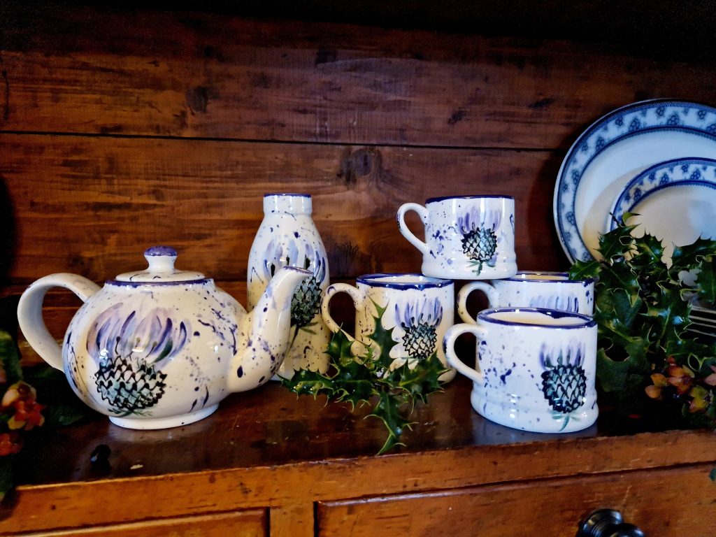 A teapot and mugs
